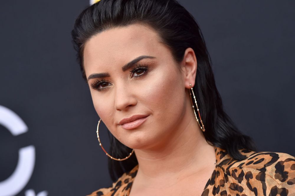 Demi Lovato, apariție incendiară la piscină. A renunțat la complexe și s-a pozat &icirc;n costum de baie