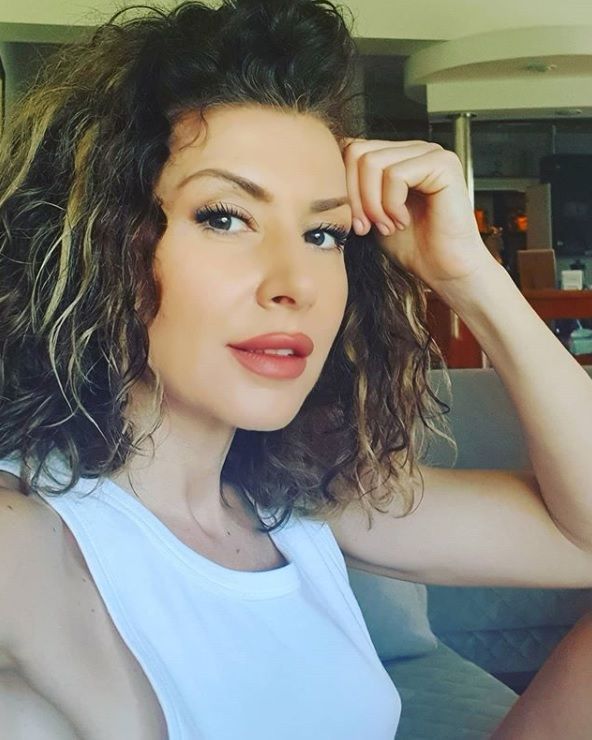 Carmen Brumă, cu geaca pe cap, pentru a se feri de ploaie! Cum a fost fotografiată vedeta