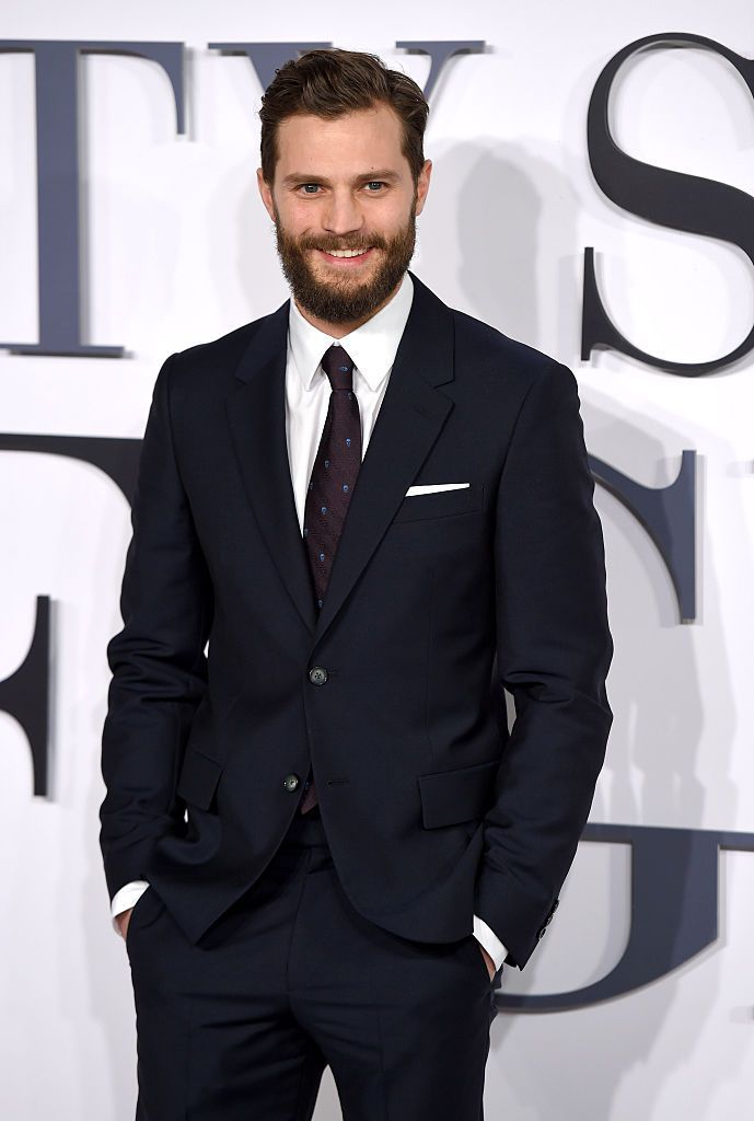 Jamie Dornan s-a lăsat &icirc;mbrăcat de fetele lui. Cum s-a pozat unul dintre cei mai sexy bărbați