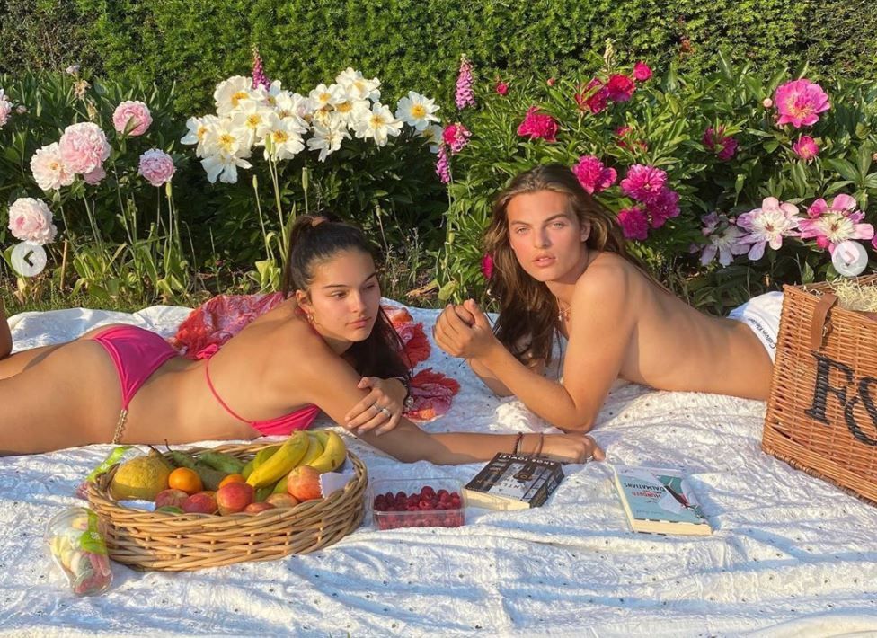 Fiul lui Liz Hurley, la bustul gol &icirc;n compania unei fete misterioase. Cine e Allegra Nayar
