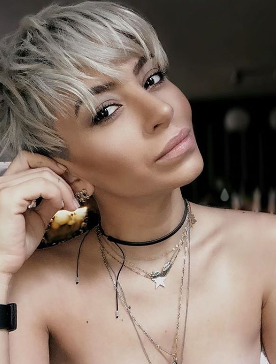 Giulia Anghelescu, fotografie din intimitate! Cum s-a lăsat fotografiată pe balconul casei