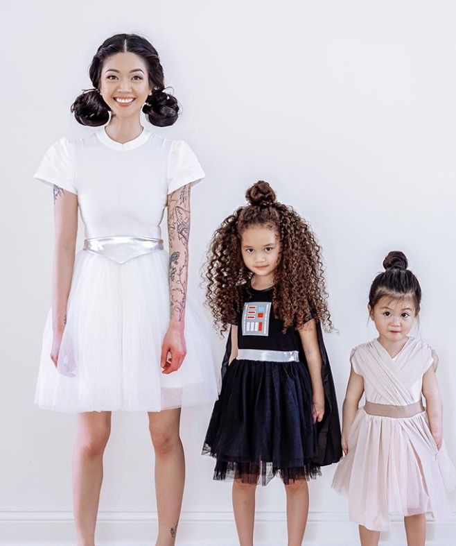 De la o familie obișnuită, la o familie de influenceri. Hainele sunt cele care i-au transformat &icirc;n vedete