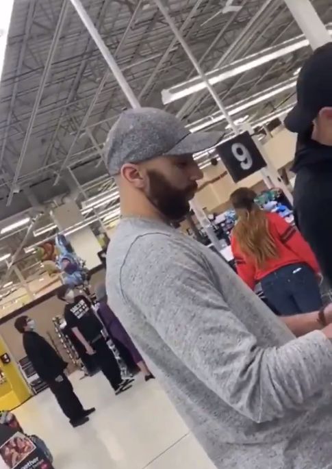 Unul dintre poliștii acuzați de moartea lui George Floyd, confruntat &icirc;n supermarket. Filmarea cu el este virală