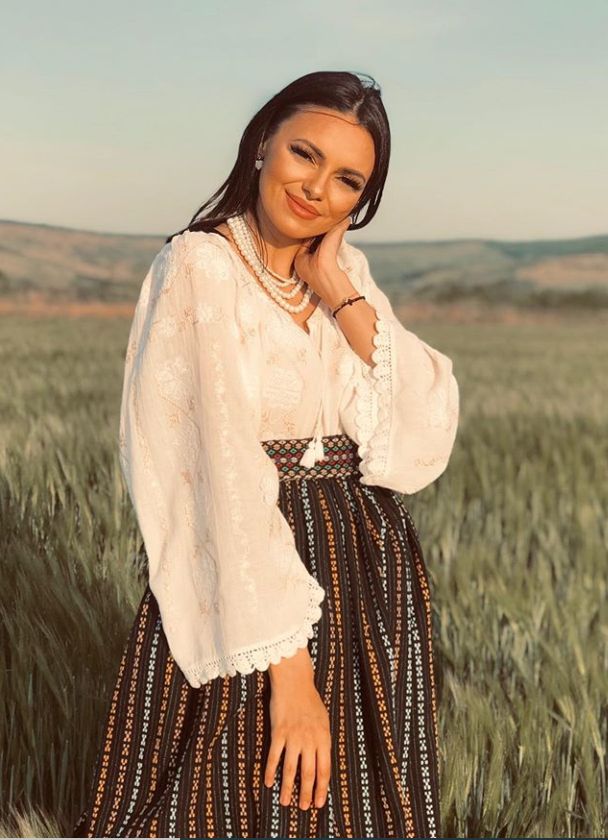 Toată lumea o cunoaște &icirc;n costum popular, dar ea arată senzațional &icirc;n costum de baie. Imagini recente cu Cosmina Adam