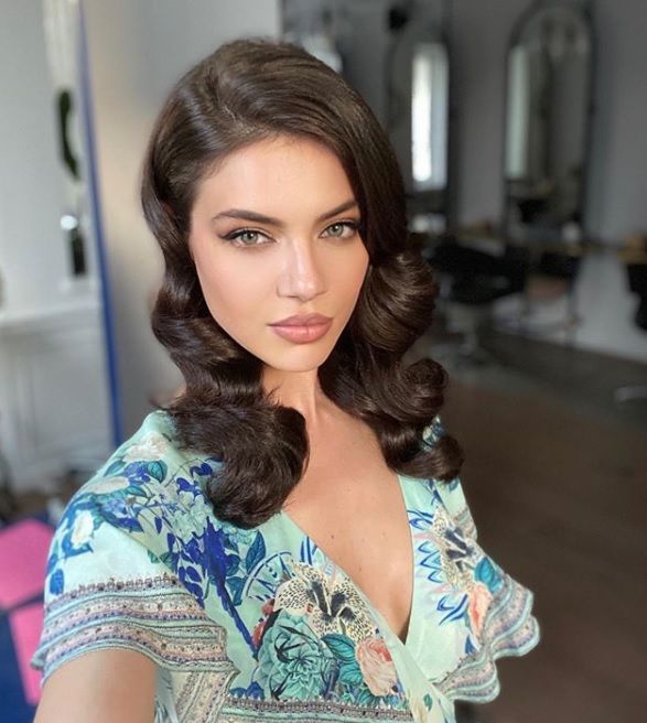 Cristina Ich, mai sexy ca oric&acirc;nd! A primit aproape 60.000 de like-uri după ce a rămas &icirc;n sutien