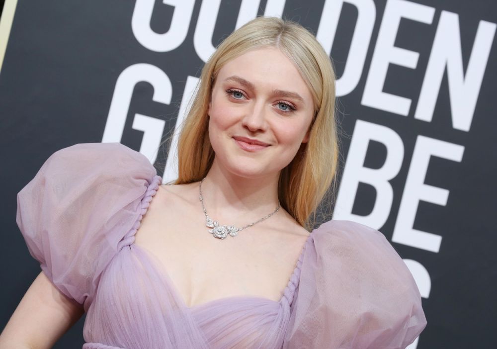 A uitat că poartă cămașa de noapte și a ieșit așa pe stradă. Dakotta Fanning, ținta paparazilor pe străzile din Los Angeles