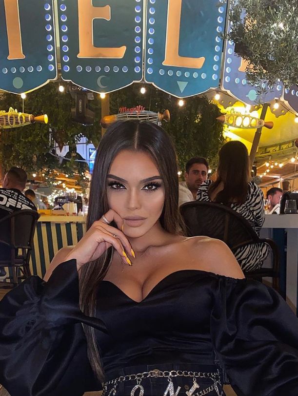 De obicei se pozează ca scoasă din cutie, dar acum a ales o ținută mai mult dec&acirc;t banală. Karmen, așa cum rar se lasă fotografiată