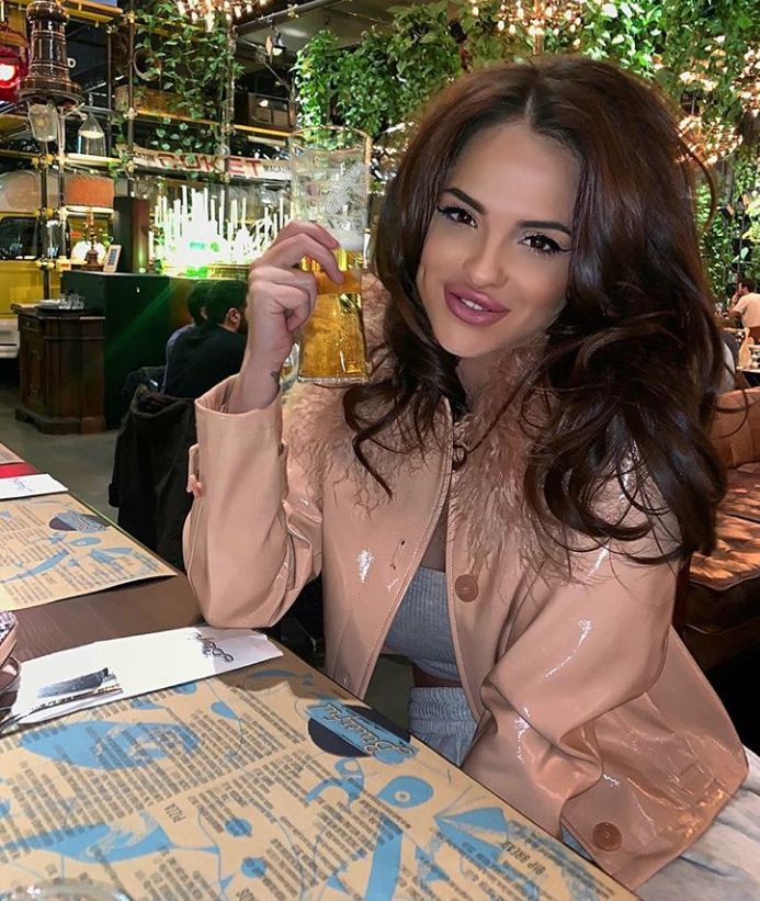 De la Str&acirc;mba lui Dodel , la femeia fatală de astăzi. Ce mai face și cum arată acum Diana Gureșoaie