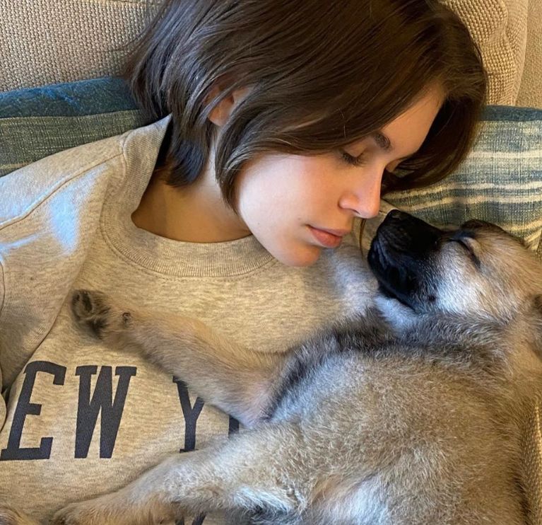 Fiica lui Cindy Crawford a pozat nud la 18 ani. Cum arată Kaya Gerber pe coperta Vogue Japan
