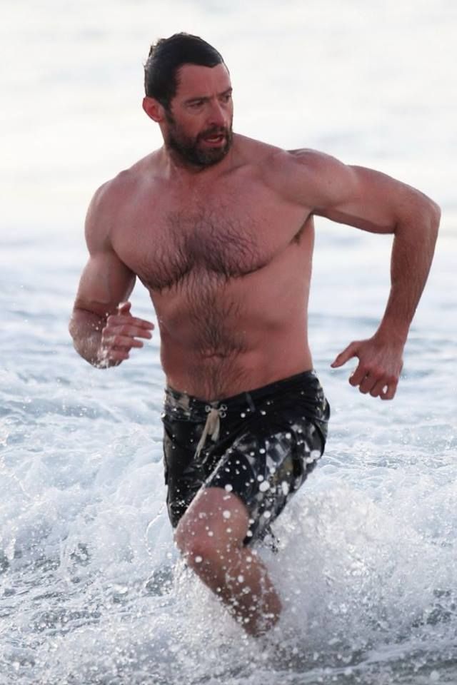 După el suspină toate femeile, dar ea nu se &icirc;ncadrează deloc &icirc;n tiparele unei femei sexy. Imagini cu soția lui Hugh Jackman la plajă