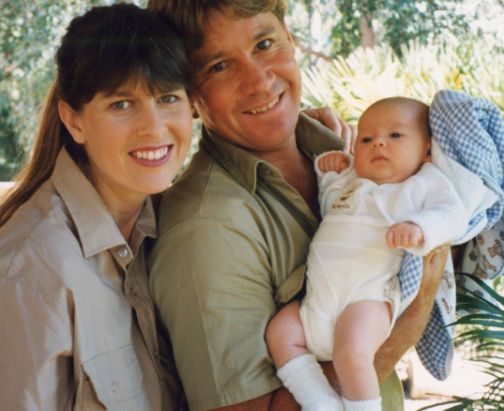 Ea &icirc;și sărbătorește logodna pe internet, iar mama ei trece prin cele mai grele momente. Văduva lui Steve Irwin, la un pas să piardă tot