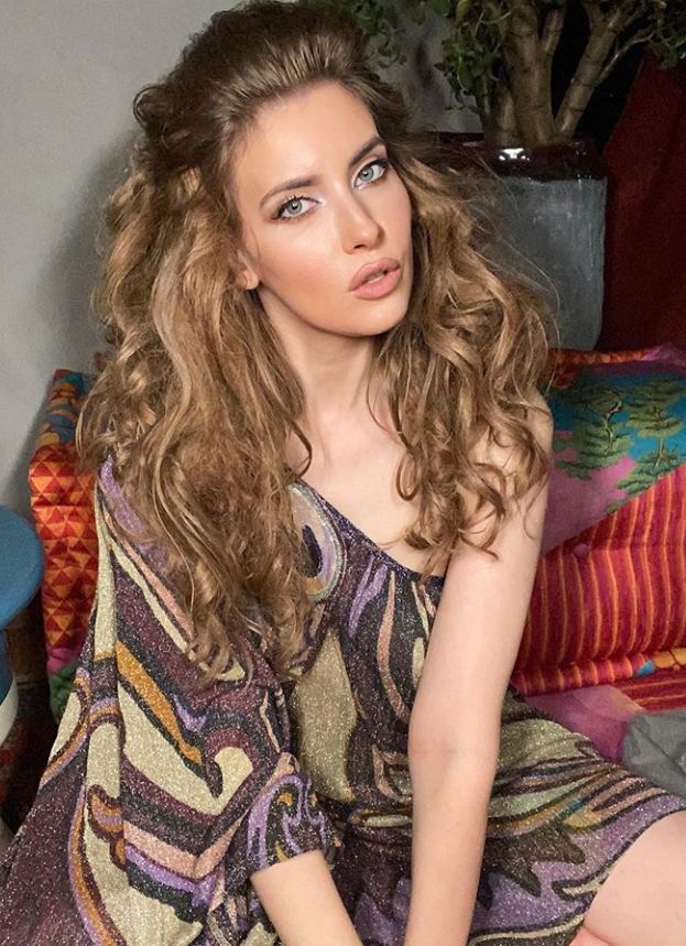 A declarat de multe ori că ea nu se dezbracă la plajă, dar iată contrariul. Iulia Albu, poze rare &icirc;n costum de baie