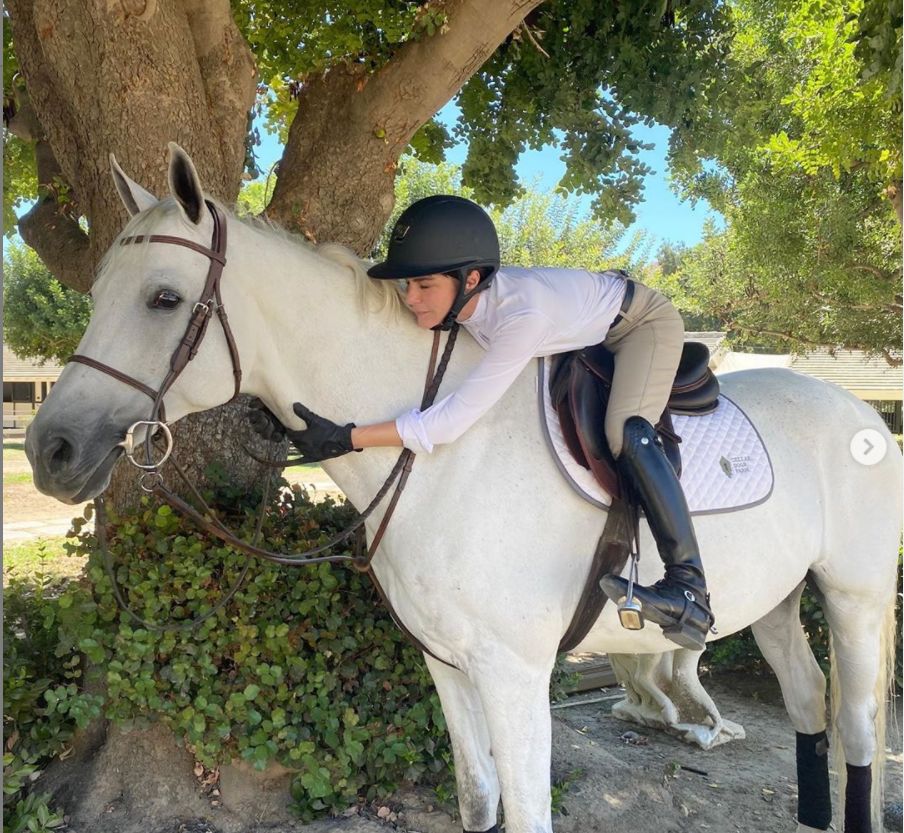 Selma Blair z&acirc;mbește din nou! După ce anul trecut mergea &icirc;n baston, actrița a fost surprinsă recent călărindu-și calul
