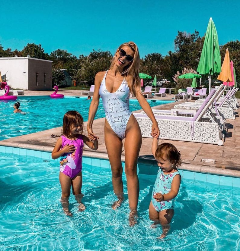 Andreea Bălan, criticată aspru pentru costumul de baie pe care l-a purtat la piscină. Ce i-au reproșat fanii