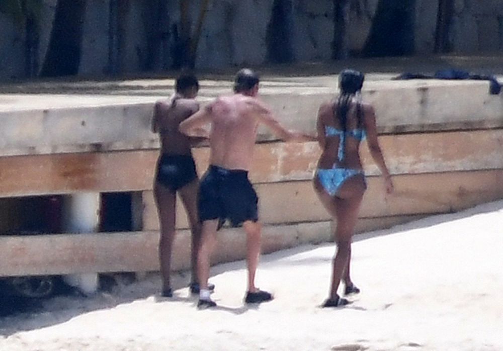 Este trecut de mult de prima tinerețe, dar nu se dă bătut. Paparazzi l-au dat de gol pe Julio Iglesias. Cum a fost surprins