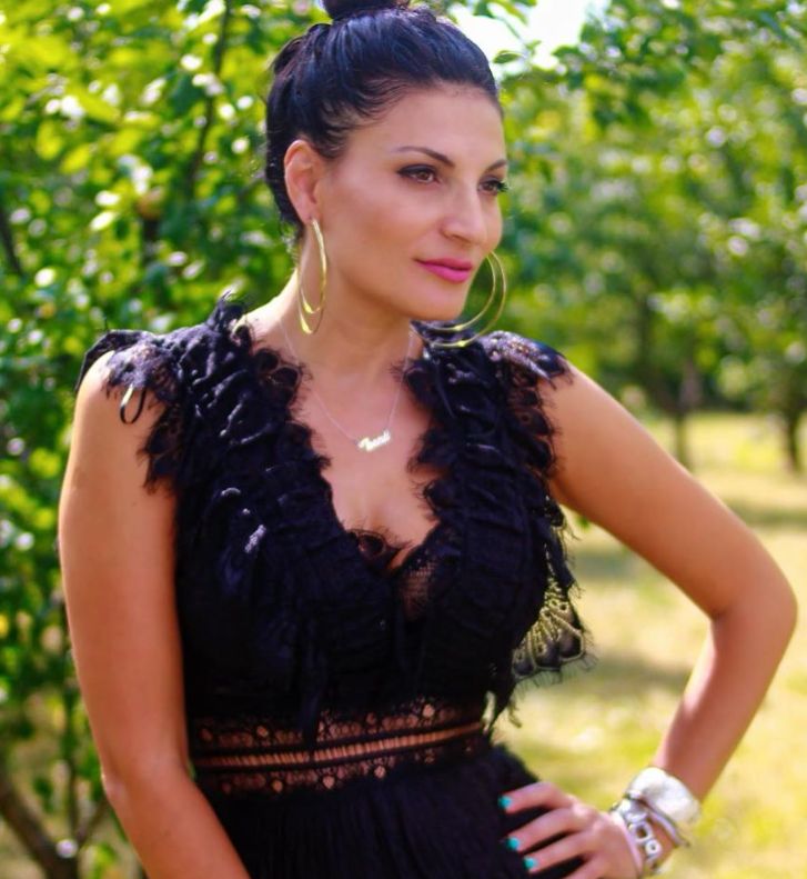 Ioana Ginghină, topless &icirc;n lanul de lavandă. S-a pozat așa cum numai iubitul ei o poate vedea