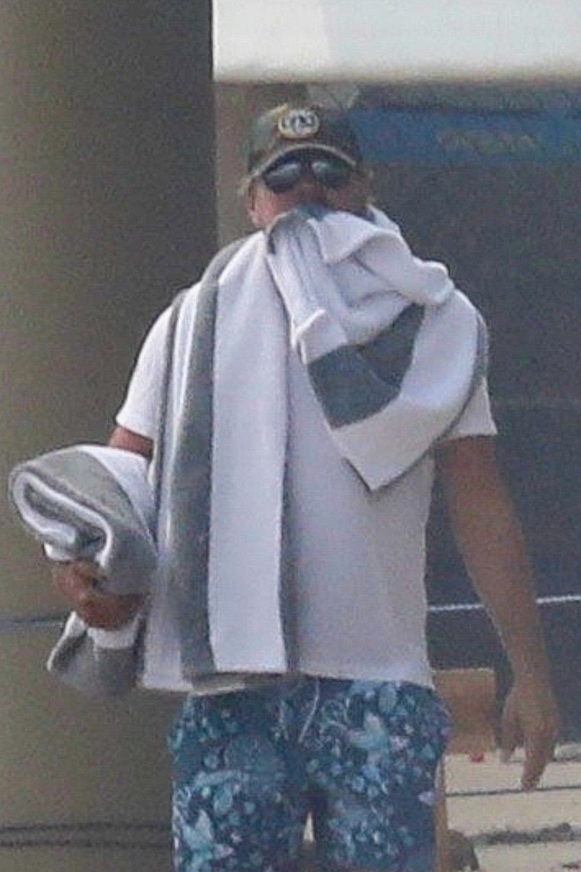 Greu de recunoscut. Leonardo DiCaprio, suprins la plajă de paparazzi, dar transformarea lui este șocantă