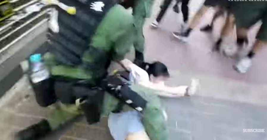Fetiță de 12 ani, tr&acirc;ntită la păm&acirc;nt și arestată de polițiști &icirc;n Hong Kong