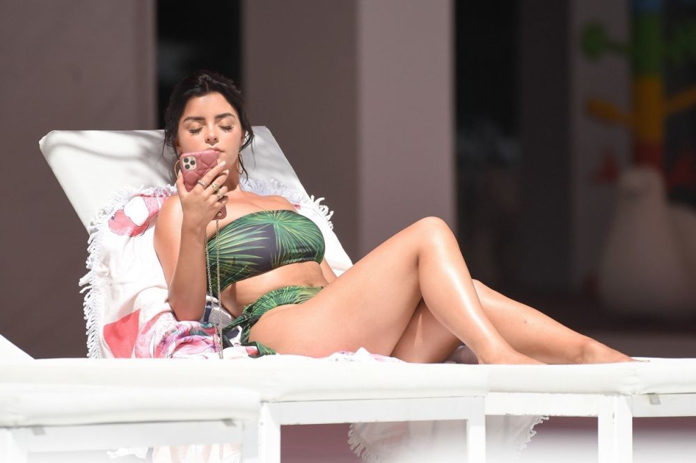 Pare o apariție cuminte, la plajă, dar ea știe să se facă remarcată. Ce au văzut toți la Demi Rose c&acirc;nd s-a &icirc;ntors cu spatele