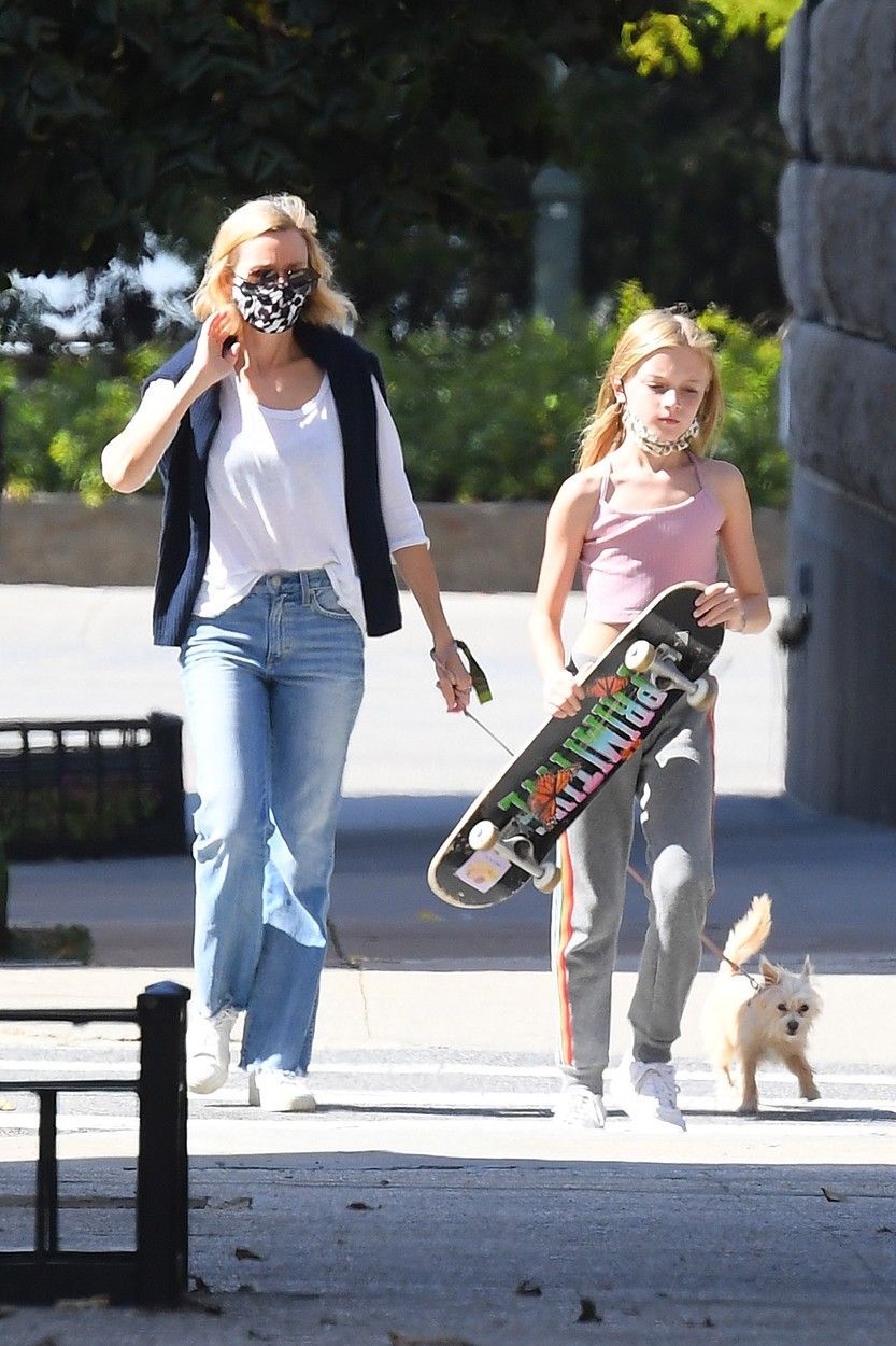 Fiul lui Naomi Watts, cu părul lung și &icirc;n haine de fetiță. Cum au fost surpriși cei doi la plimbare prin New York