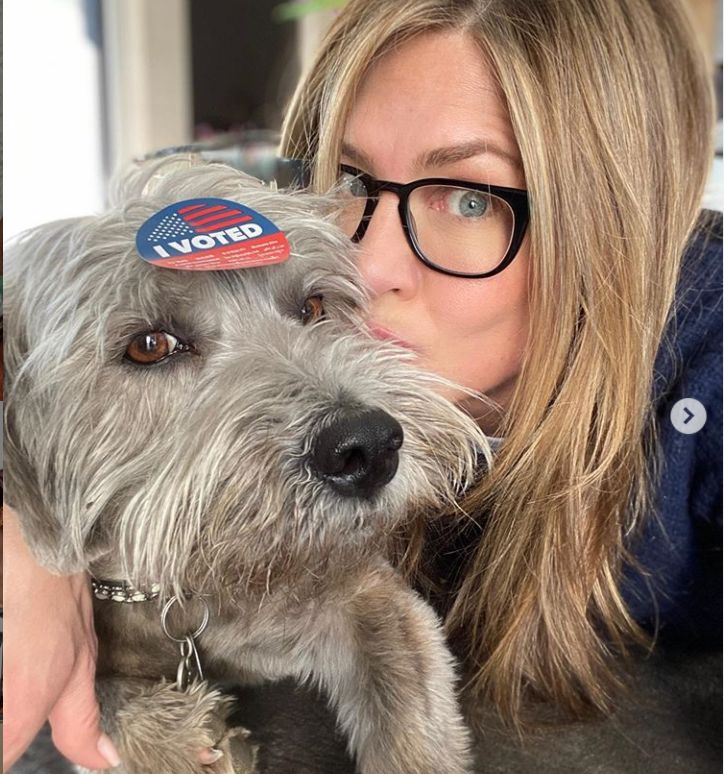 Jennifer Aniston și-a pus pe Instagram noul membru al familiei. C&acirc;t de adorabil e cățelul Chesterfield
