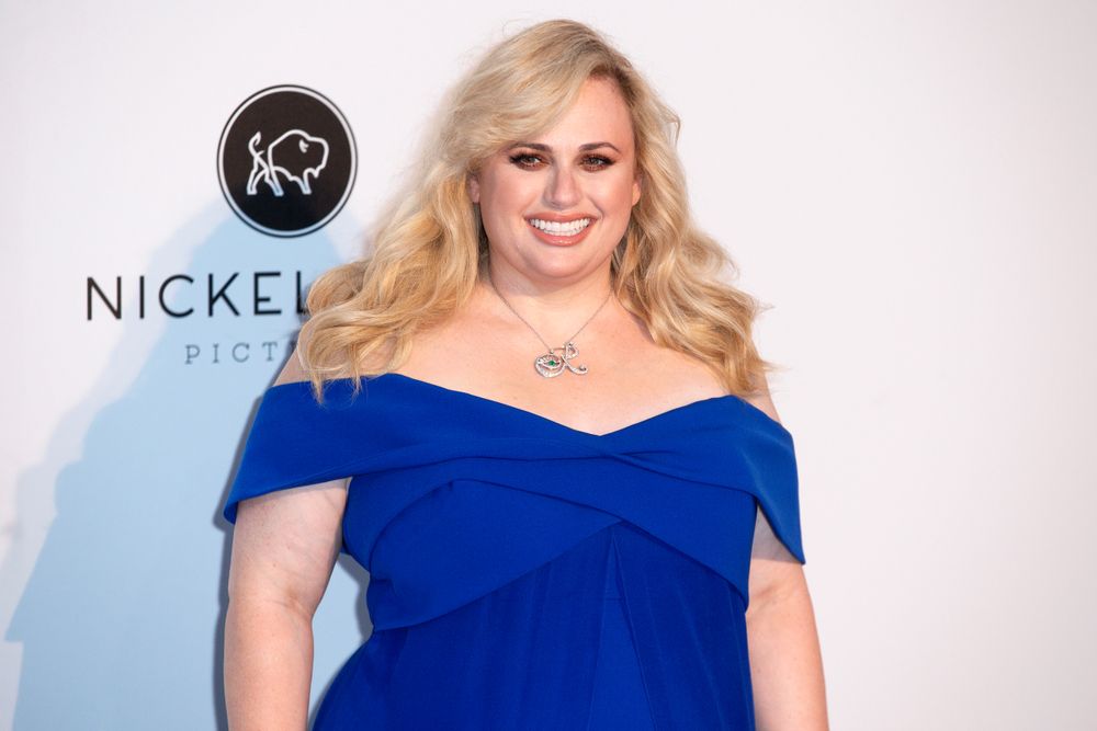 Rebel Wilson, cu iubitul la plajă. Cum arată, de fapt, &icirc;n costum de baie