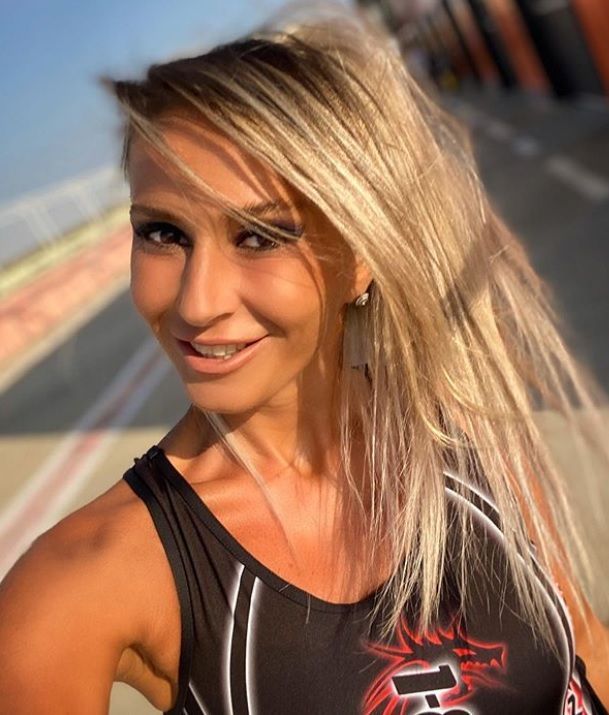 Crina Abrudan, apariție incendiară! S-a fotografiat nud pe plajă și a postat imaginile pe net