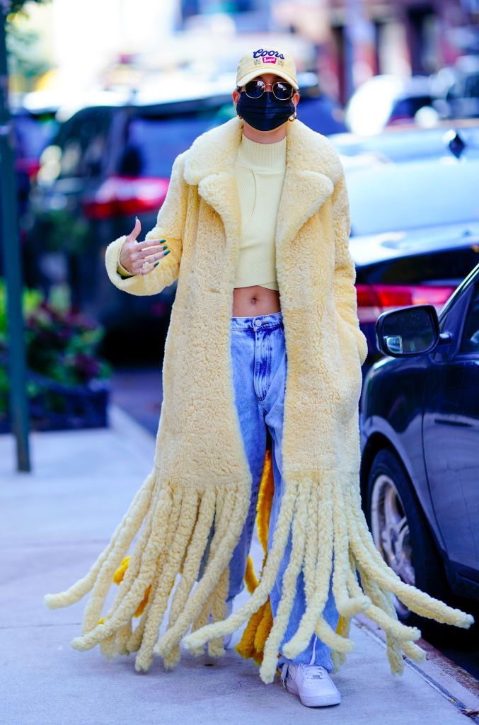 Hailey Bieber, ironizată pe net din cauza paltonului pe care &icirc;l poartă: &bdquo;Arată ca un mop&rdquo;