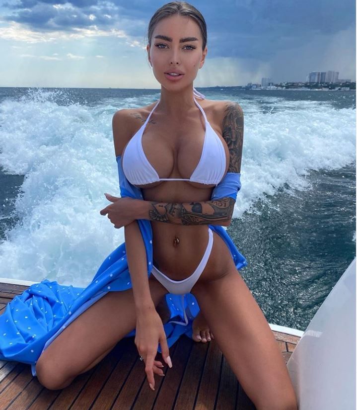 O influenceriță din Ucraina face furori pe Instagram după ce s-a pozat nud &icirc;n cadă. Modelul cu talie de viespe are 1,2 milioane de urmăritori