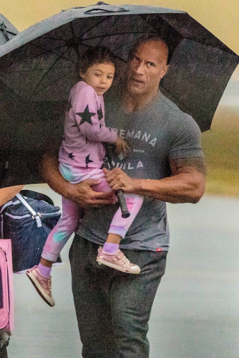 Dwayne Johnson, surprins &icirc;ntr-o ipostază emoționantă alături de fiica lui. C&acirc;t de grijuliu este cu copiii lui