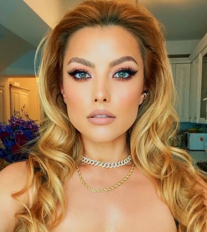 Elena Gheorghe, așa cum rar ai văzut-o. Artista s-a pozat sexy, iar reacțiile fanilor au fost pe măsură