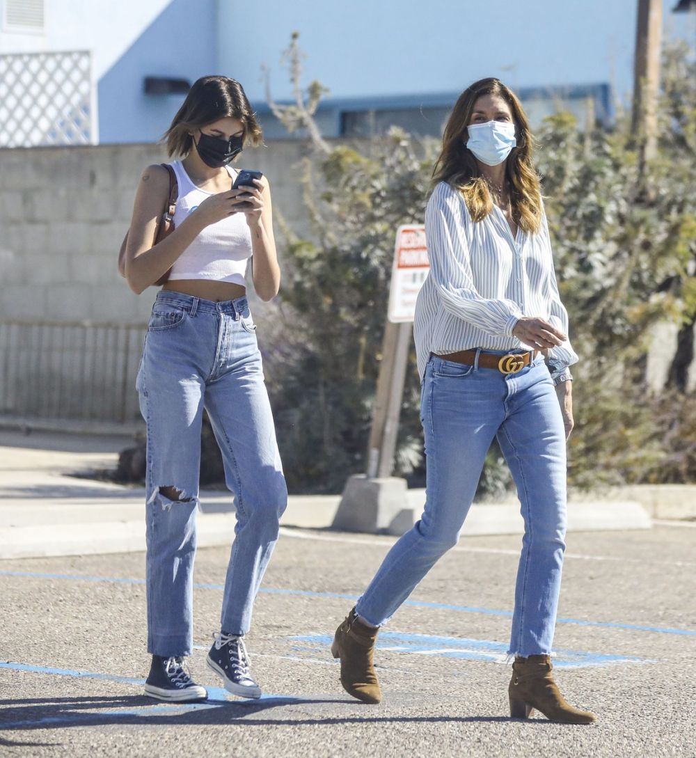 Așa mamă, așa fiică. Cindy Crawford, surprinsă de paparazzi la plimbare alături de Kaia Gerber