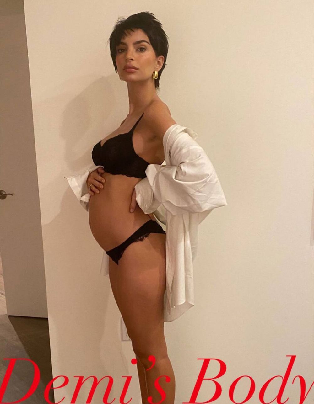 Emily Ratajkowski și-a dorit să fie Demi Moore pentru o zi. Modelul s-a pozat doar &icirc;n lenjerie intimă, &icirc;n ziua de Halloween