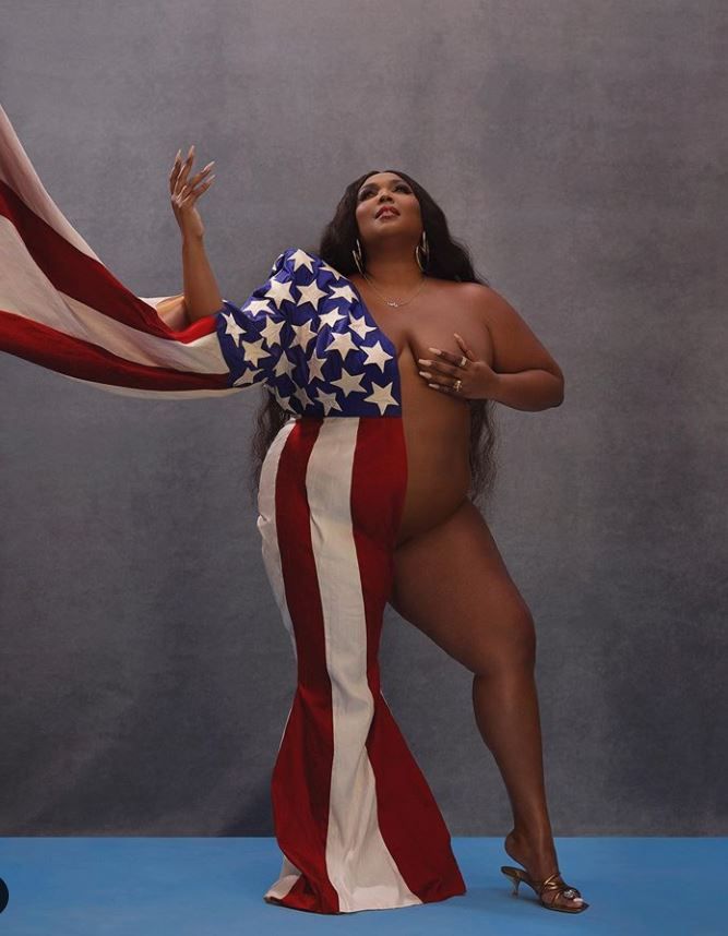 Lizzo a ales un mod inedit de a le mulțumi americanilor că au votat. A pozat nud, acoperită pe jumătate de steagul Americii
