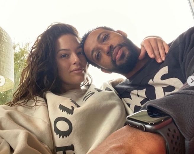 Celebrul model plus-size Ashley Graham s-a pozat nud &icirc;n cadă, cu păr la subraț