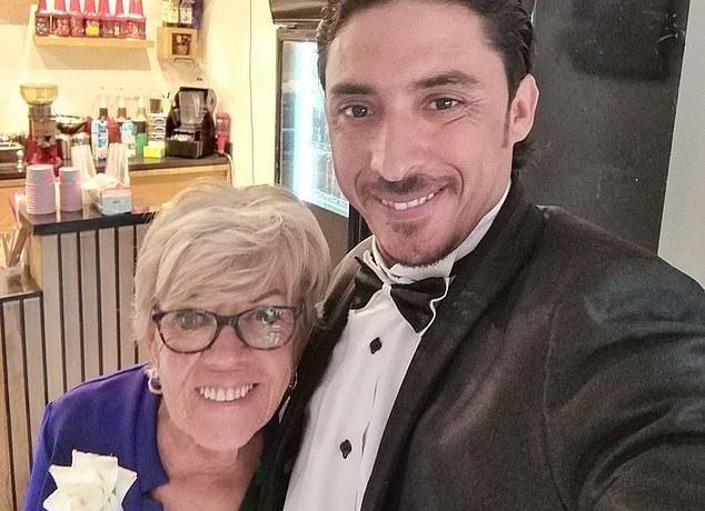 Bunicuța de 80 de ani Iris Jones s-a măritat cu iubitul ei &icirc;n v&acirc;rstă de 35 de ani