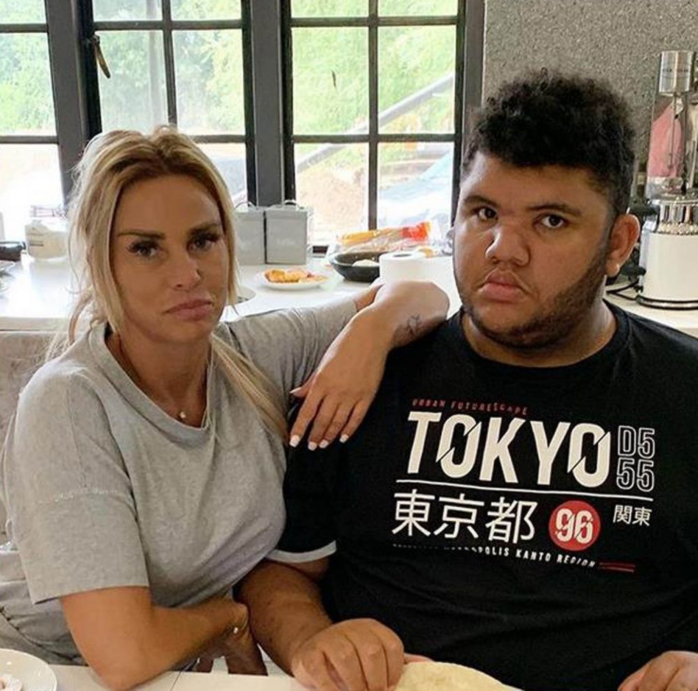 La 18 ani, fiul lui Katie Price are 185 de kilograme. &rdquo;M&acirc;ncarea o să-l omoare&rdquo;