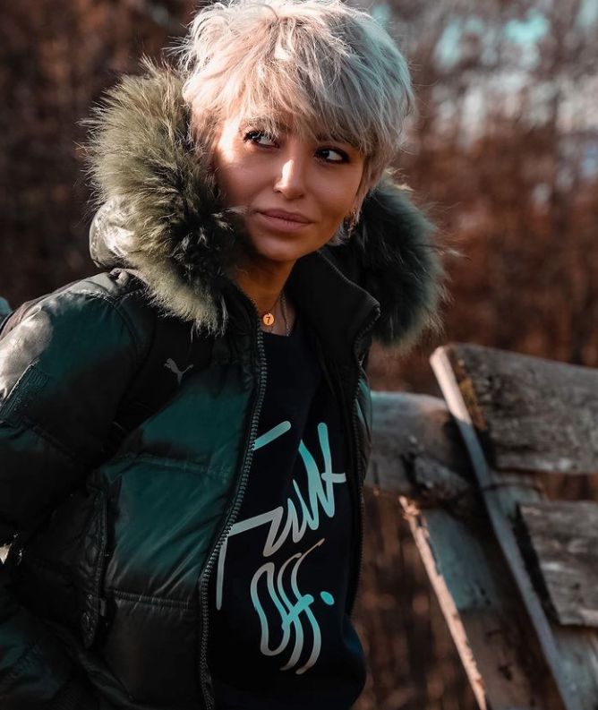 Giulia Anghelescu, apariție incendiară &icirc;n așternuturi! Artista s-a pozat topless