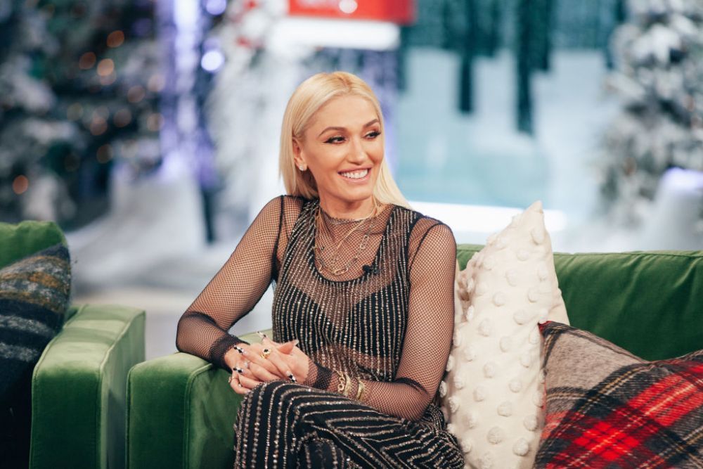 Gwen Stefani s-a &icirc;mbrăcat &icirc;n &ldquo;pom de Crăciun&rdquo; &icirc;n finala Vocea Americii. Rochia spectaculoasă i-a purtat noroc