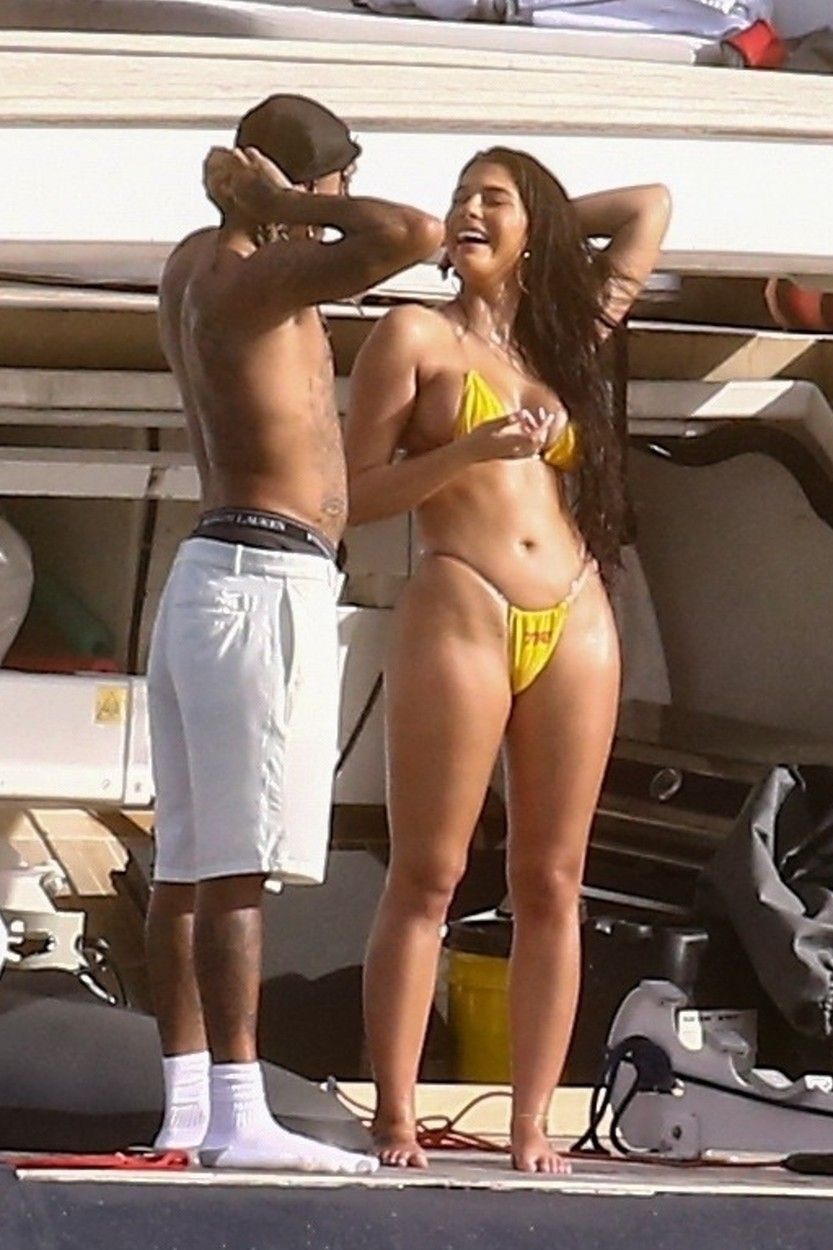 Tyga a &icirc;nlocuit-o pe Kylie Jenner cu sosia sa? Cum arată t&acirc;năra cu care petrece pe un yaht, &icirc;n Miami