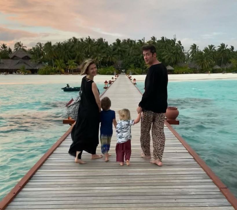 Adela Popescu, de la munte, &icirc;n Rom&acirc;nia, pe plajă &icirc;n Maldive. Prima poză cu burtica de gravidă