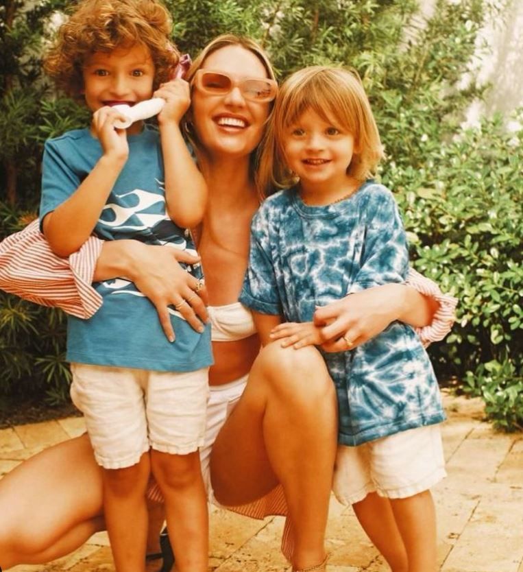 Candice Swanepoel, apariție incendiară &icirc;n baie. Fotomodelul a pozat provocator &icirc;n lenjerie intimă
