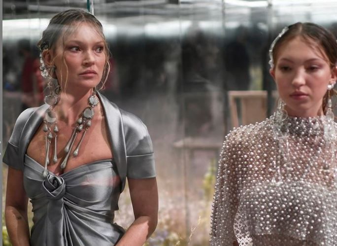 Kate Moss a defilat, pentru prima oară, alături de fiica ei, Lila, la Paris
