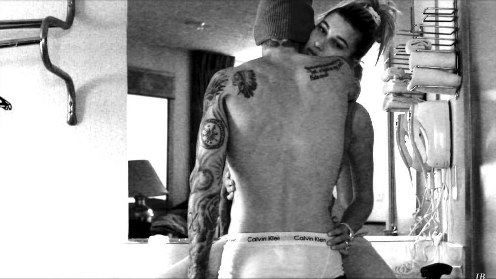 Justin Bieber și Hailey Baldwin, ipostaze incendiare &icirc;n cel mai recent videoclip al artistului