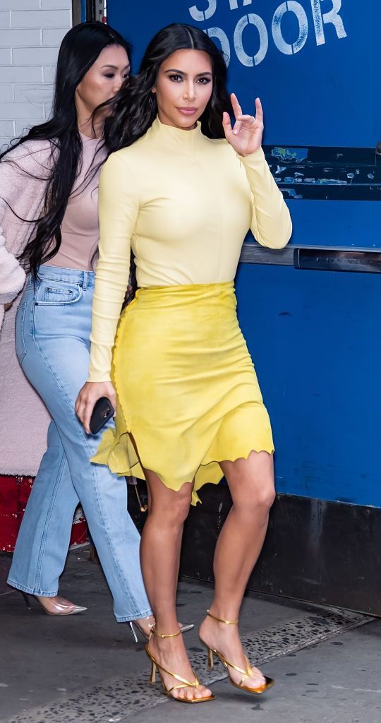 Kim Kardashian la 16 ani: fustă scurtă, mărgele ieftine la g&acirc;t și agrafe &icirc;n păr