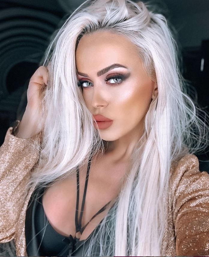 Anda Adam, decolteu abisal! Cum s-a pozat artista pentru fanii de pe Instagram