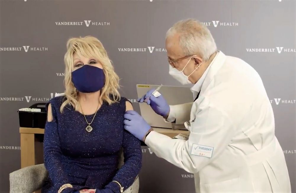 Dolly Parton a primit prima doză din vaccinul pe care l-a finanțat și s-a lăsat filmată &icirc;n timpul inoculării