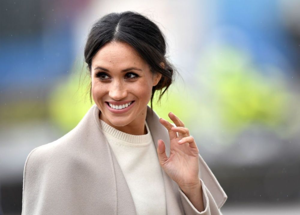 Regina Elisabeta a II-a, cu genunchiul pe g&acirc;tul lui Meghan Markle &icirc;n revista Charlie Hebdo