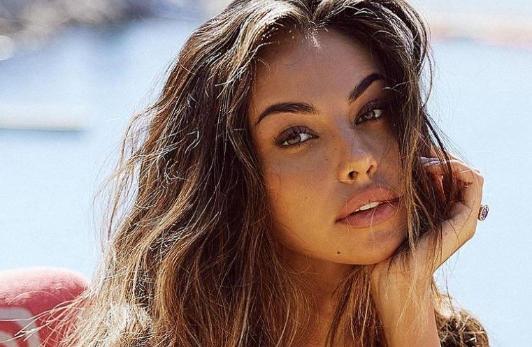 Mădălina Ghenea, apariție senzuală pe internet. &rdquo;Mi-aș dori să fiu trandafirul&rdquo;