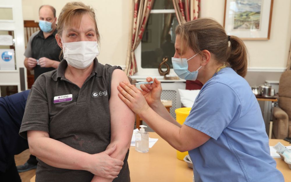 Vaccinul AstraZeneca &icirc;mpotriva Covid-19 are un nume nou și un ambalaj schimbat